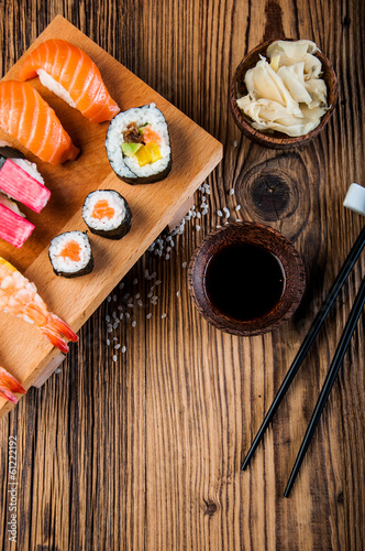 Tapeta ścienna Świeże i smaczne orientalne sushi, japoński motyw