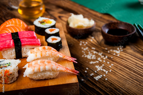 Tapeta ścienna Wspaniały zestaw sushi, orientalny motyw na starym drewnianym stole