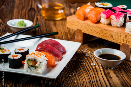 Tapeta ścienna Japoński smaczny zestaw sushi