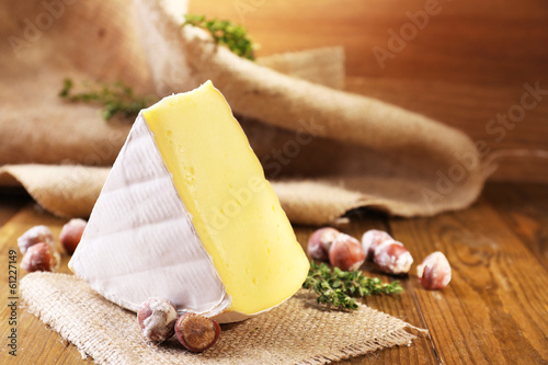 Fotoboard na płycie Smaczny ser camembert z tymiankiem i orzechami, na drewnianym stole