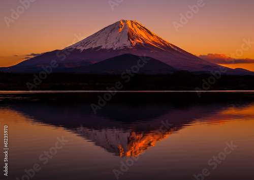 Tapeta ścienna Odwrócony obraz mt.fuji - czerwone niebo