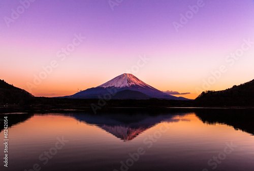 Tapeta ścienna Odwrócony obraz mt.fuji - cichy wcześnie rano