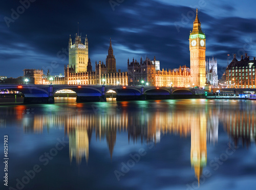 Board z aluminiowym obramowaniem Big ben i domy parlamentu na wieczór, Londyn, Wielka Brytania