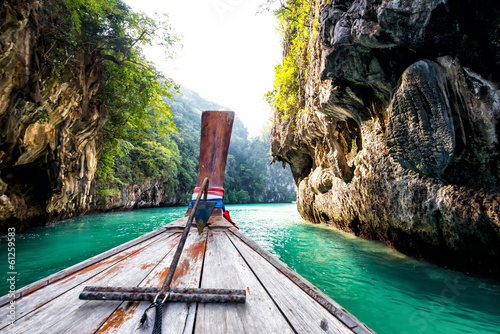 Plakat na papierze fotorealistycznym Łódkowata wycieczka przy phi phi krabi plażą w Thailand
