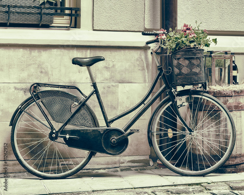 Fotoboard na płycie Vintage stylizowane zdjęcie starego roweru przewożących kwiaty