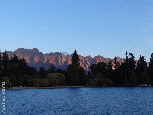 Board z aluminiowym obramowaniem Queenstown. 