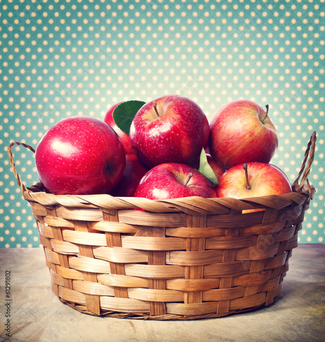 Naklejka dekoracyjna Red apples in basket