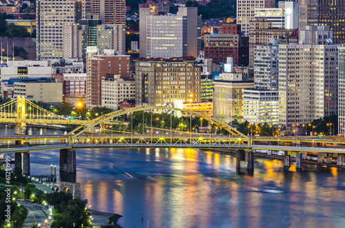 Board z aluminiowym obramowaniem Pittsburgh na rzece allegheny