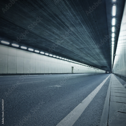 Board z aluminiowym obramowaniem Tunel w nocy, światła tworzyły linię.