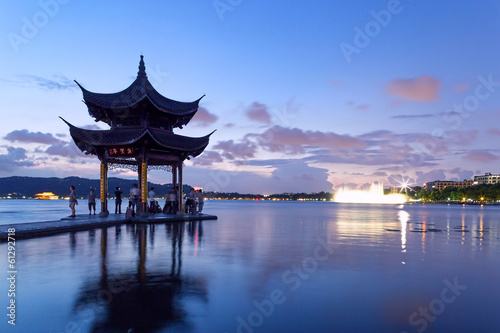 Naklejka samoprzylepna Pawilon przy zmroku w zachodnim jeziorze, Hangzhou, porcelana