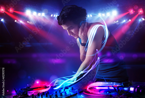 Plakat na papierze fotorealistycznym Disc jockey odtwarzanie muzyki z efektami światła na scenie