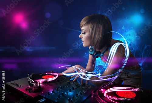 Plakat na papierze fotorealistycznym Disc jockey, grający muzykę z efektami i światłami elektro