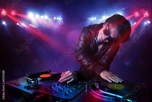 Plakat na papierze fotorealistycznym Nastolatek dj mieszanie rekordy przed tłumem na scenie