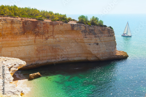 Naklejka samoprzylepna Praia de Benagil Beach na wybrzeżu Atlantyku, Algarve, Portugalia