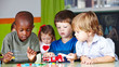 canvas print picture - Kinder spielen zusammen im Kindergarten