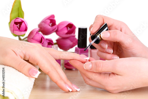 Obraz na płótnie canvas Proces manicure w salonie piękności z bliska