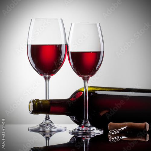 Board z aluminiowym obramowaniem Wino w okularach i butelkę na białym tle