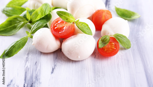 Board z aluminiowym obramowaniem Smaczny ser mozzarella z bazylią i pomidorami, na drewnianych