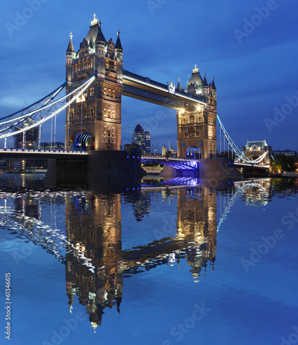 Naklejka samoprzylepna Tower Bridge w godzinach wieczornych, Londyn, Wielka Brytania