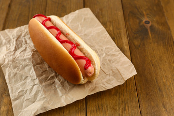 Canvas Print - Tasty hot dog on wooden table