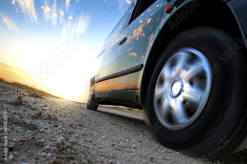 Fotografia, Obraz Concepto de velocidad y coche.Detalle de rueda girando