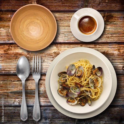Board z aluminiowym obramowaniem Spaghetti z małżami i kawą