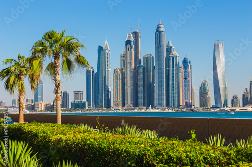 Board z aluminiowym obramowaniem Przystań w Dubaju. 