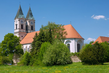 Fototapete - Niederalteich, Kloster, Basilika, Blumenwiese, Klostermauern