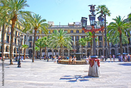 Board z aluminiowym obramowaniem Plaza real to plac w dzielnicy gotyckiej w barcelonie, w hiszpanii