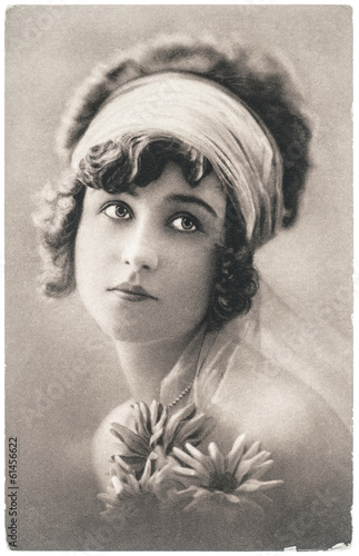 Plakat na zamówienie Portret młodej pięknej kobiety z kwiatami