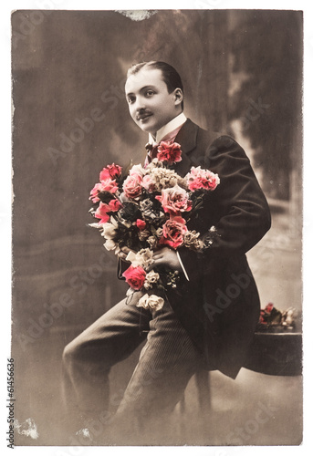 Obraz w ramie Fotografia młodego mężczyzny z bukietem róży