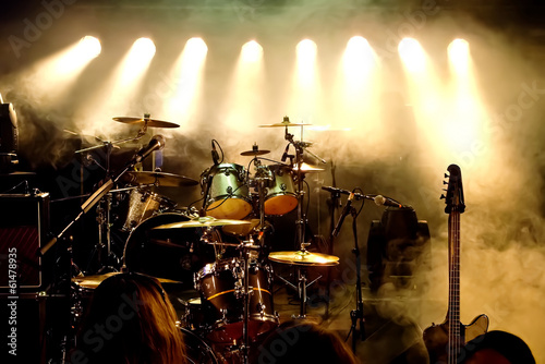Obraz na płótnie canvas trzyczęściowy "tryptyk" Instrumenty muzyczne, perkusja / gitara na scenie