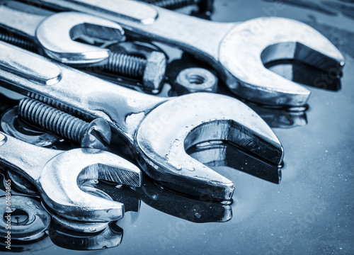 Zdjęcie XXL Zestaw narzędzi klucze i śruby stonowane na niebiesko z refleksami