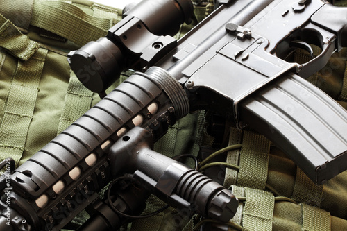 Board z aluminiowym obramowaniem Ar-15 karabinek i kamizelka taktyczna