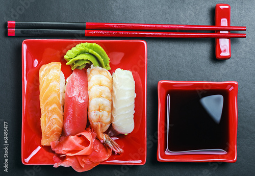 Tapeta ścienna Owoce morza sushi i pałeczki na czerwonym talerzu