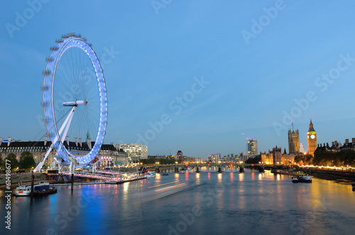 Board z aluminiowym obramowaniem Londyńskie miasto Westminster i Tamiza o zmierzchu