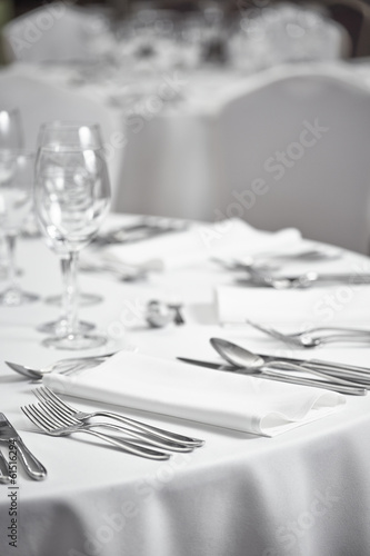 Board z aluminiowym obramowaniem Ustawienie stołu w restauracji