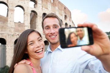 Wall Mural - Happy travel couple taking selife, Coliseum, Rome