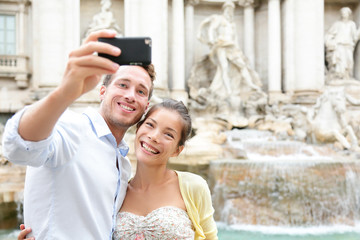 Wall Mural - Tourist couple on travel in Rome by Trevi Fountain