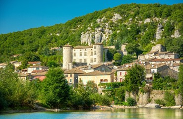 Fototapete - Vogüé en Ardèche, plus beau village de France
