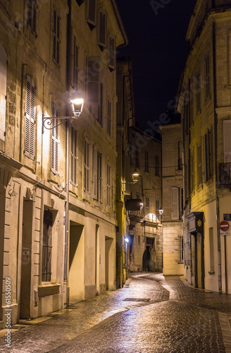 Board z aluminiowym obramowaniem Ulica w nocy Avignon - Francja