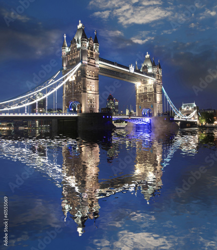 Naklejka samoprzylepna Tower Bridge w godzinach wieczornych, Londyn, Wielka Brytania