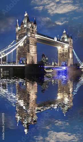 Naklejka samoprzylepna Tower Bridge w godzinach wieczornych, Londyn, Wielka Brytania