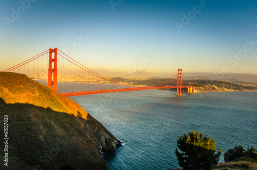 Board z aluminiowym obramowaniem Golden Gate Bridge o zachodzie słońca