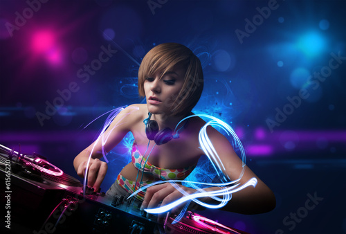 Plakat na papierze fotorealistycznym Disc jockey, grający muzykę z efektami i światłami elektro
