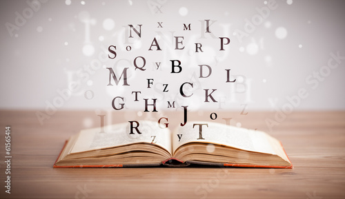 otworzyl-ksiazke-z-latajacymi-literami