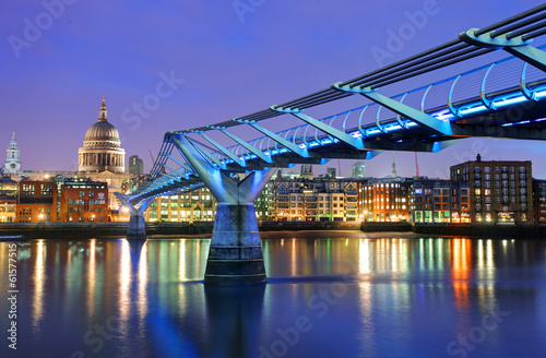 Board z aluminiowym obramowaniem Millennium Bridge i Saint Paul Cathedral, Londyn, Wielka Brytania