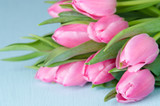 Fototapeta Tulipany - Tulpen auf blauem Holzbrett