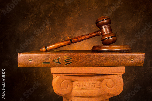 Naklejka dekoracyjna Justice Gavel on law book