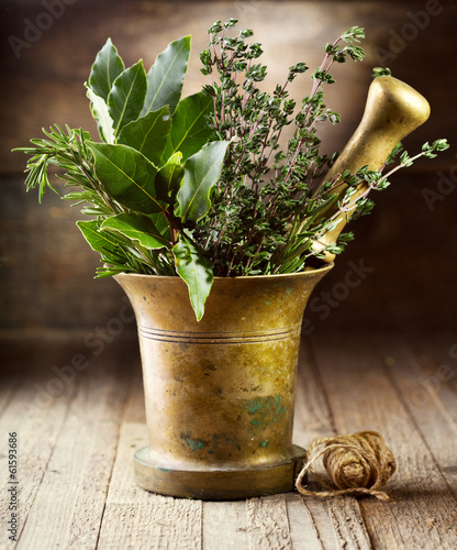 Naklejka nad blat kuchenny various herbs in mortar